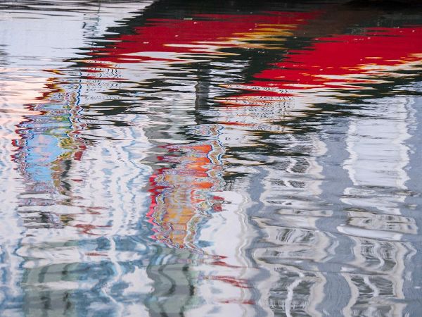 Eggers, Julie 아티스트의 Portugal-Aveiro-Reflections of traditional and colorful salt boats-called Moliceiro-in the canals o작품입니다.